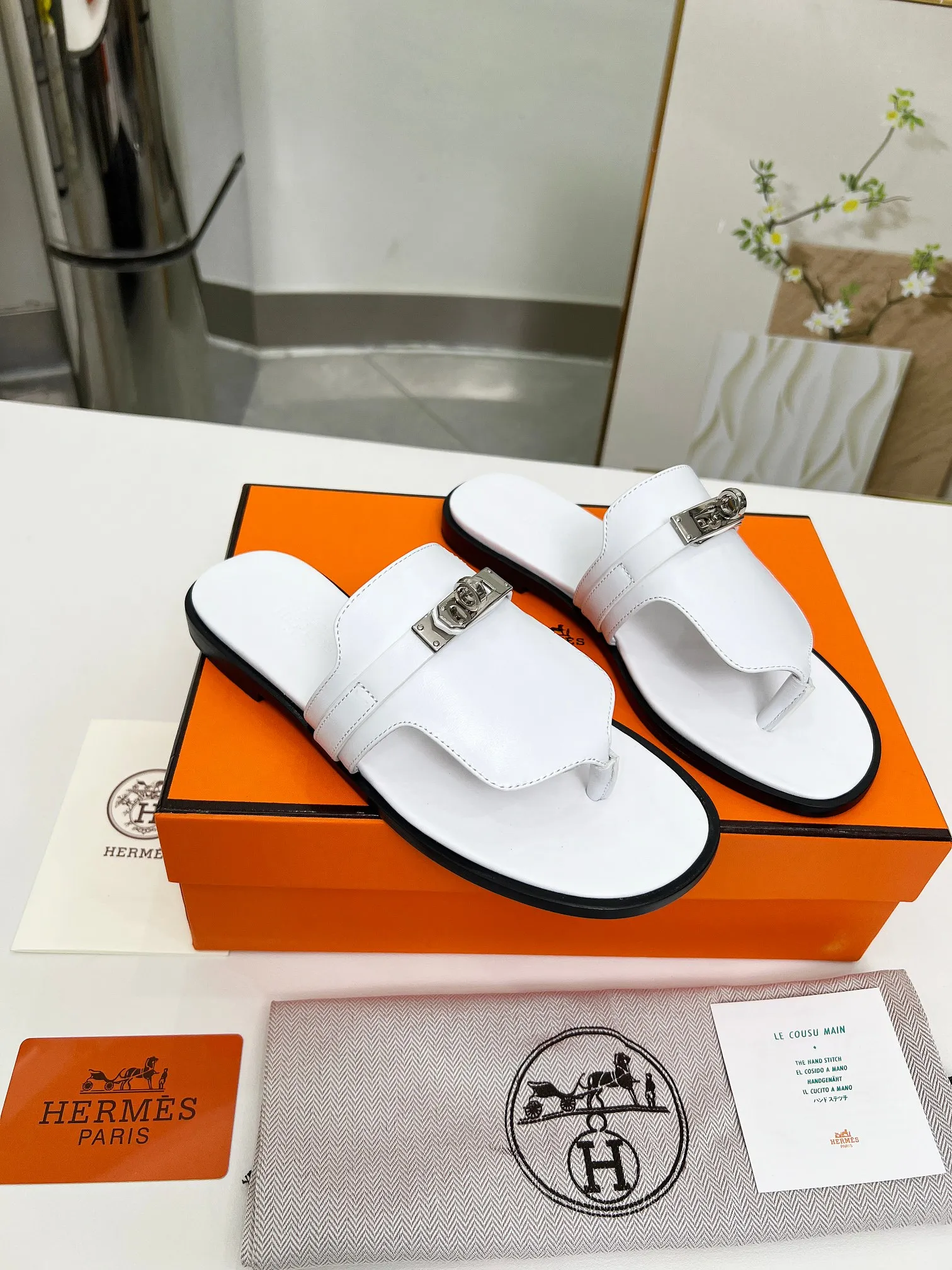 👟👟Ex-factory price 480👟👟 (top version) 👫Hermes ❗️❗️Original purchase and development⚠️ A must-have artifact for daily home, travel and vacation🉑 in spring and summer. High-end quality Code number: 35-40 (41/42 can be customized)